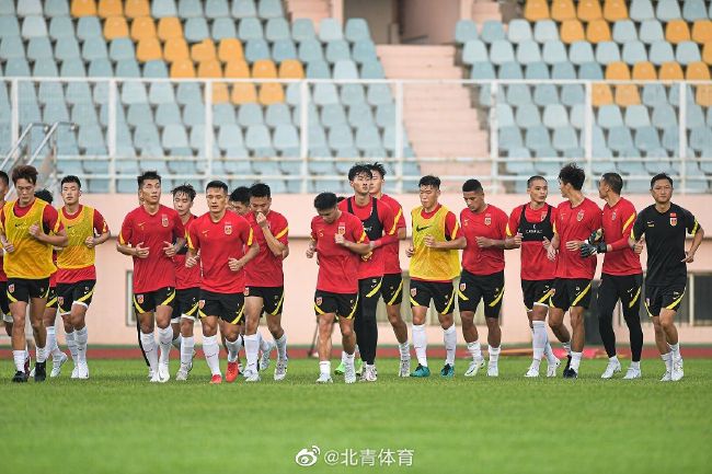 两人之间的差距，是那种大家即便在同一场宴会里，也绝对不可能坐在同一张桌子上的天差地别，所以她和苏知鱼也根本没有彼此的联系方式，更没有私下里一起吃过饭。
